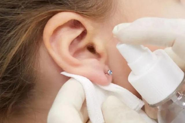 Vệ sinh lỗ xỏ khuyên tai đúng cách và những lưu ý khi xỏ khuyên tai