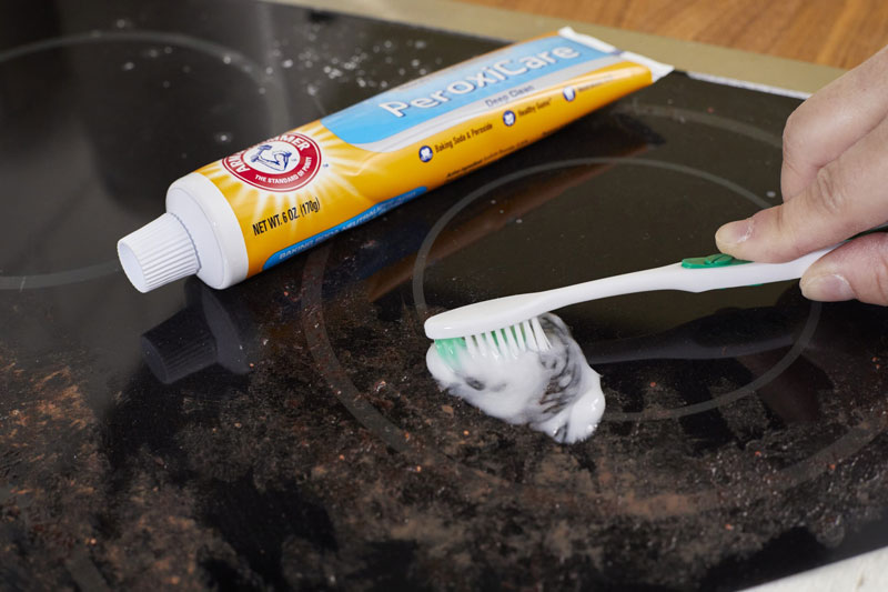 Sử dụng kem đánh răng để loại bỏ vết bẩn nhẹ