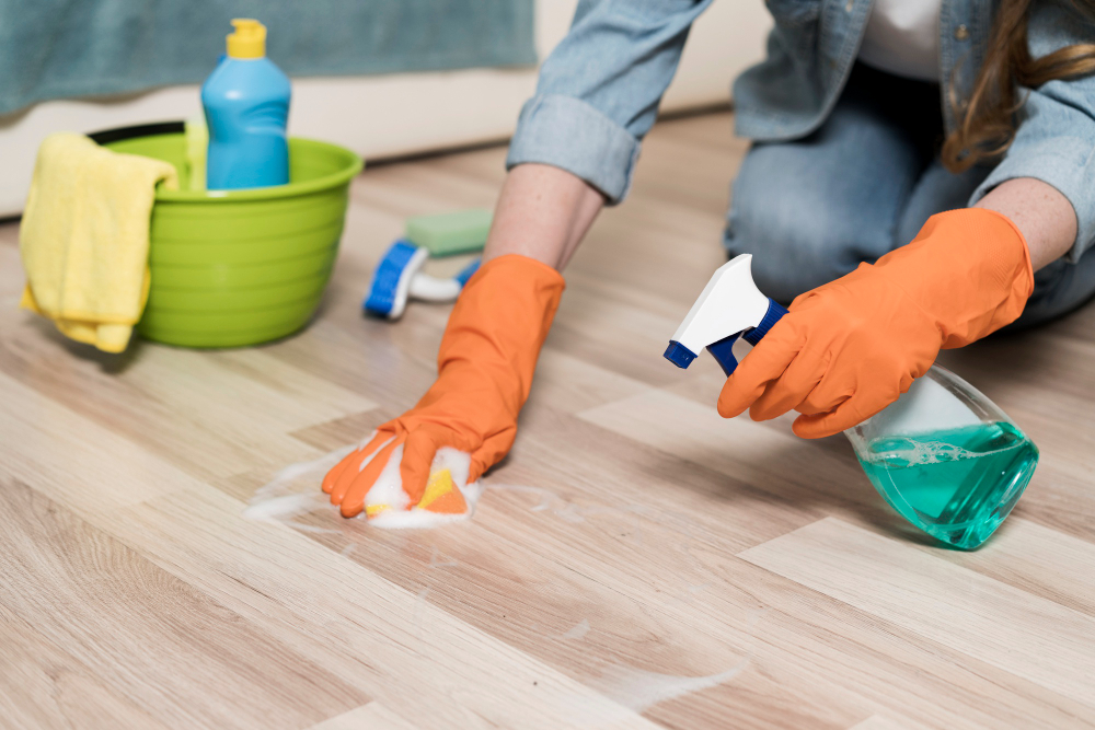 Làm Sạch Sàn nhà Của Mình Bằng Các Chất Tẩy Rửa Phù Hợp